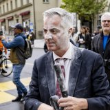 Le Municipal lausannois Pierre-Antoine Hildbrand a été enfariné alors qu'il se rendait à la place de l'Europe depuis la place Aloïse-Corbaz. KEYSTONE/JEAN-CHRISTOPHE BOTT
